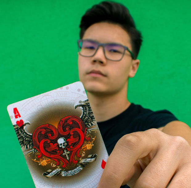 Математичар, мађионичар, тренира амерички фудбал, жели да буде пилот: Давид је син Ваљевке и Кинеза, има само 17 година и спреман је да освоји свет 